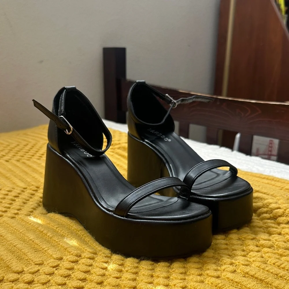 BAMBOO Black Platform Sandals - Picture 1 of 2